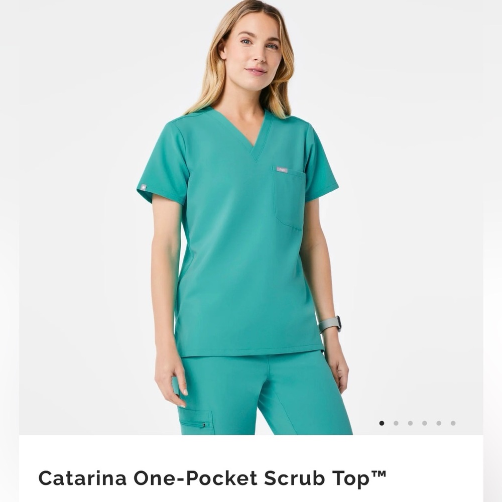 FIGS Catarina one-pocket scrub top, color: oasis, size: extra large